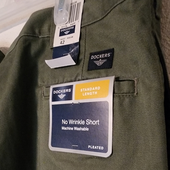 Dockers Men's No Wrinkle Short Pleated Standard Length Shorts Sz 42 (NWT) - Picture 7 of 9